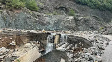 Hatay’da Sel Hayatı Felç Etti: Yollar Çöktü, Evler Hasar Aldı!